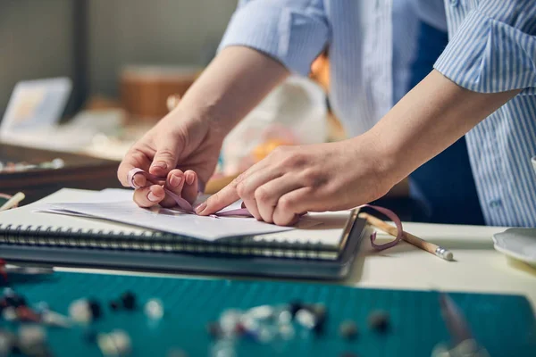 Certificado de papel preparado por la hembra caucásica en la mesa — Foto de Stock