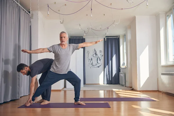 Acemi Yogi, spor salonunda yoga yapıyor. — Stok fotoğraf