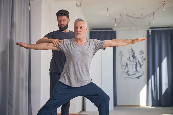 Yogui principiante haciendo la pose de guerrero dos —  Fotos de Stock