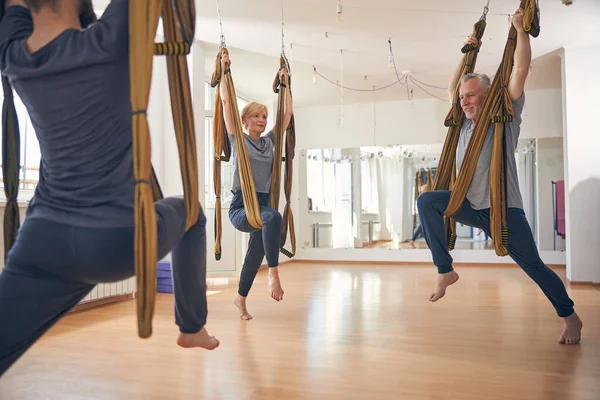 Adulto descalço ajuste Caucasiano yogis formação em conjunto — Fotografia de Stock