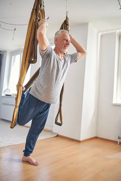 Uçma yogası yapan sağlıklı bir adam. — Stok fotoğraf