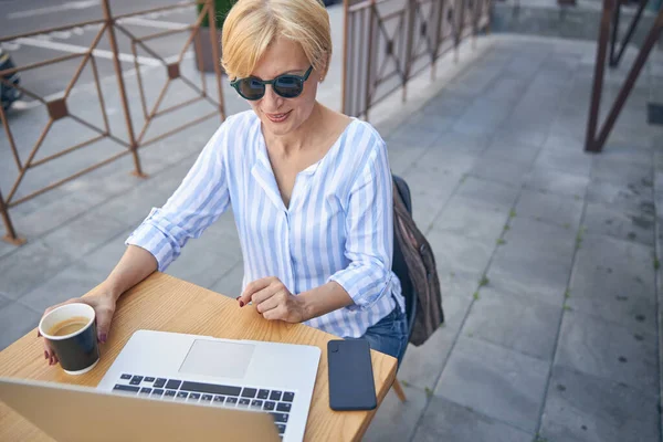 Business signora fissando lo schermo del computer portatile — Foto Stock