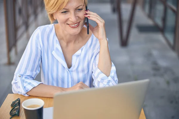 Dame souriante avec un gadget à la main — Photo