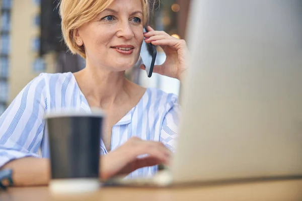 Femme blonde passer un appel téléphonique à l'extérieur — Photo