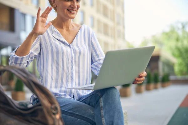 Sonriente señora complacida haciendo una videollamada —  Fotos de Stock