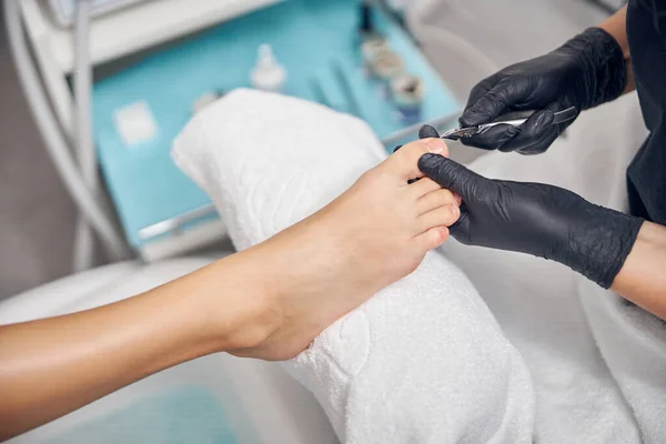 Profi in sterilen Handschuhen bei der Maniküre für Frau — Stockfoto