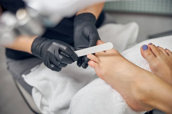 Female having toes nails designed in beauty salon — Stock Photo, Image