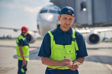 Elinde bir pano tutan bir adam