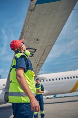 Mühendisler bir uçağın görüntüsünü inceliyor.