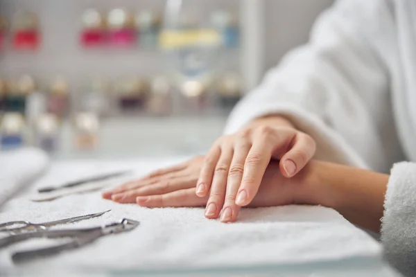 Woman coming to nail artist for manicure — Stock Photo, Image