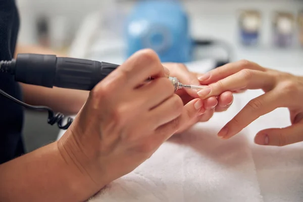 Woman coming to salon for hardware manicure — Stock Photo, Image