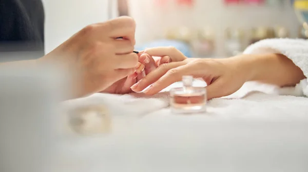 Mujer haciendo manicura desnuda en salón de belleza —  Fotos de Stock