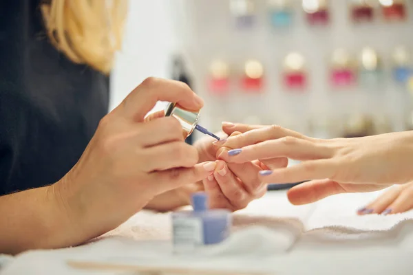 Artista de uñas trabajando con el cliente en el salón —  Fotos de Stock