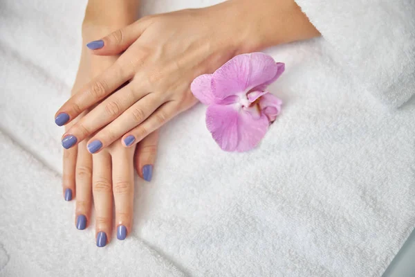 Los dedos hermosos femeninos después de la manicura en el salón —  Fotos de Stock