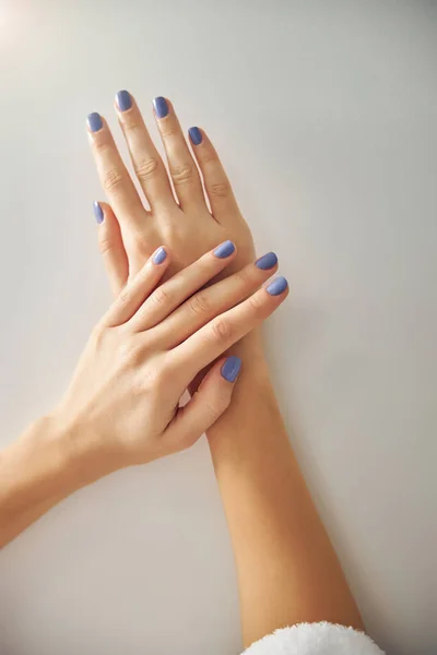 Frau demonstriert Finger mit neuer hübscher Maniküre — Stockfoto