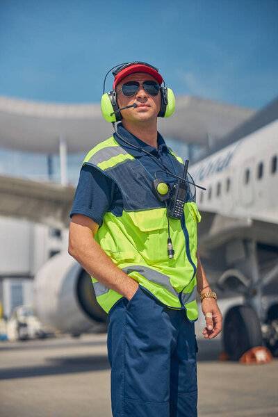 Мужчина-техник с рацией с нетерпением ждет