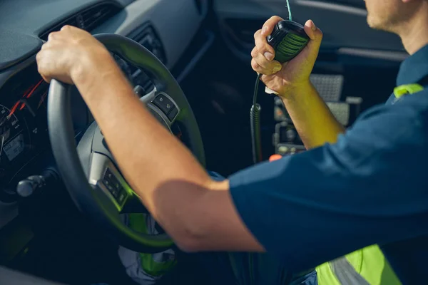 Hombre usando un walkie-talkie en su coche — Foto de Stock