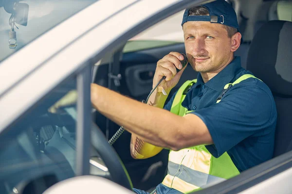 Vehicle operator keeping one hand on the steering wheel — Stock Photo, Image