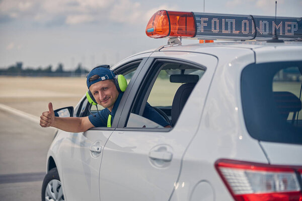 Кавказский водитель демонстрирует жест одобрения