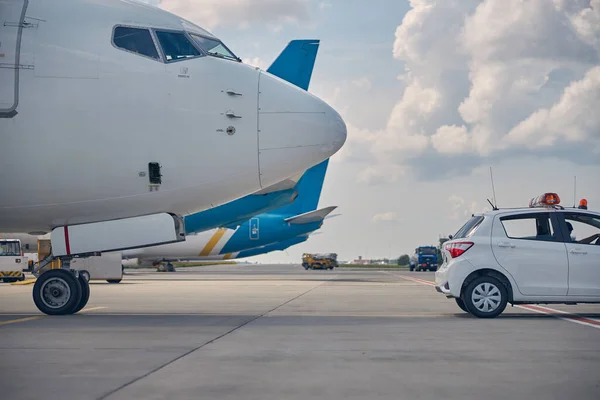 Ground vehicle leading the newly arrived plane — Stock Photo, Image