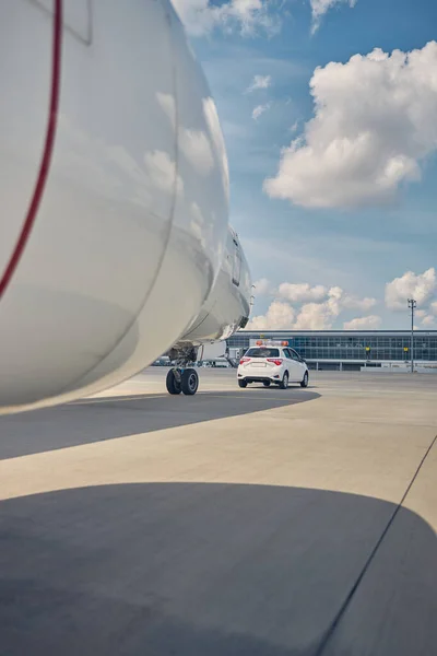 Follow-me car leading the newly arrived airliner — Stock Photo, Image