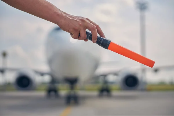 Man making a signal to the cockpit crew — Stock Photo, Image