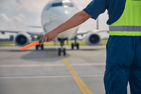 Marshaller de aviões qualificados sinalizando a tripulação do cockpit — Fotografia de Stock