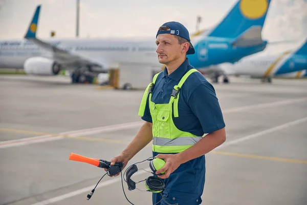 Airport worker gazing fixedly into the distance — Stock Photo, Image