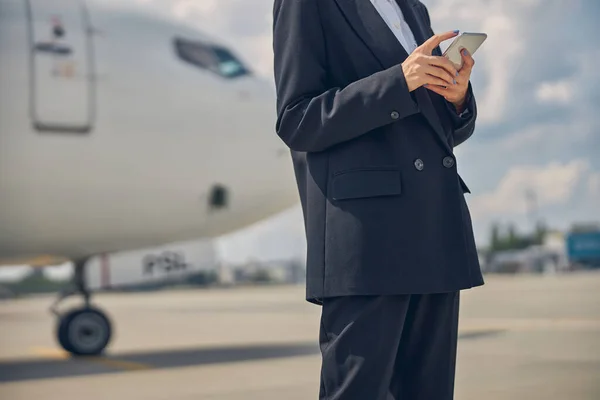 空港に立っているスタイリッシュなビジネス女性 — ストック写真