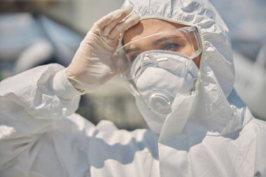 Uzağa bakan yorgun genç bayan