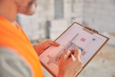 Adam ev planında değişiklikler yapıyor.