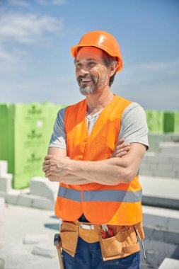 Mutlu olgun sakallı Kafkasyalı müteahhit dışarıda bekliyor.
