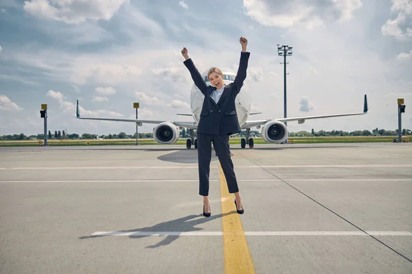 Mujer joven feliz anticipando un próximo vuelo — Foto de Stock
