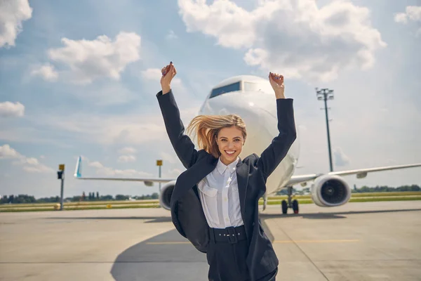 Feliz trabajador aéreo posando para la cámara — Foto de Stock