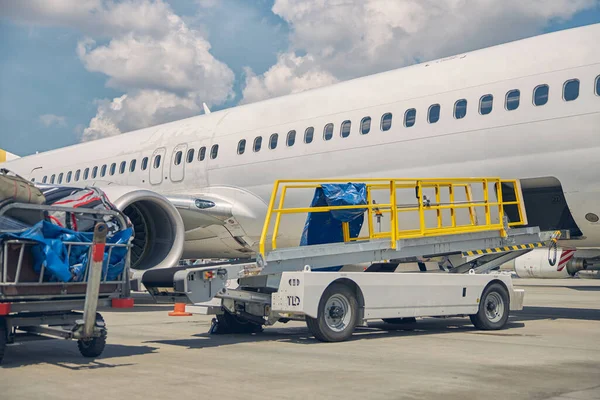 Customer luggage loaded on carts from the landed aircraft — Stock Photo, Image