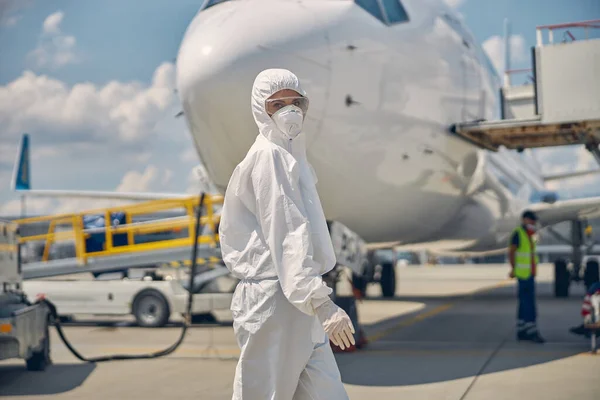 Zdravotní pracovník s obličejovou maskou dívá dopředu — Stock fotografie