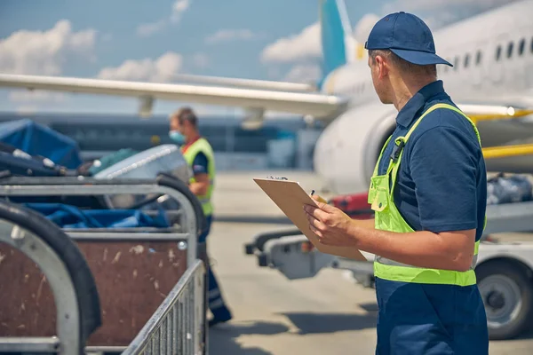 手荷物取扱人を見ると — ストック写真