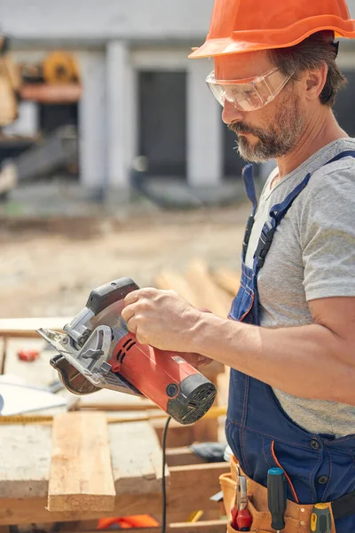 Εστιασμένος ξυλουργός ετοιμάζεται για κοπή ξύλου — Φωτογραφία Αρχείου