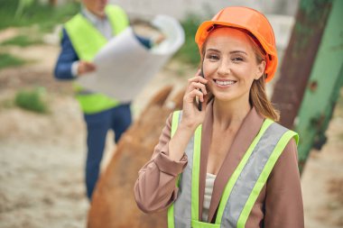 Neşeli bayan cep telefonundan arıyor.
