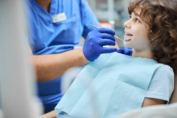 치아 검사하면서 웃고 있는 쾌활 한 아이 — 스톡 사진