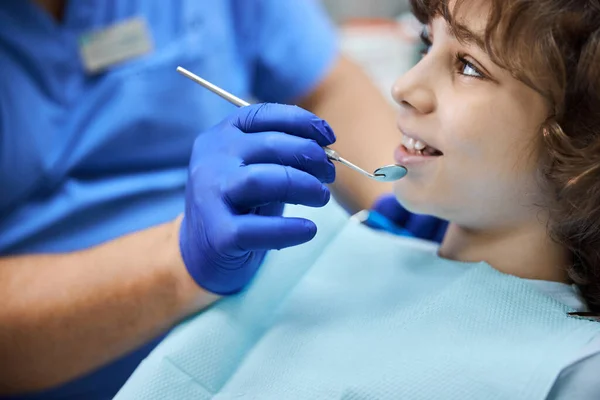 Adorable smiley kid during a dental examination — Stock Photo, Image