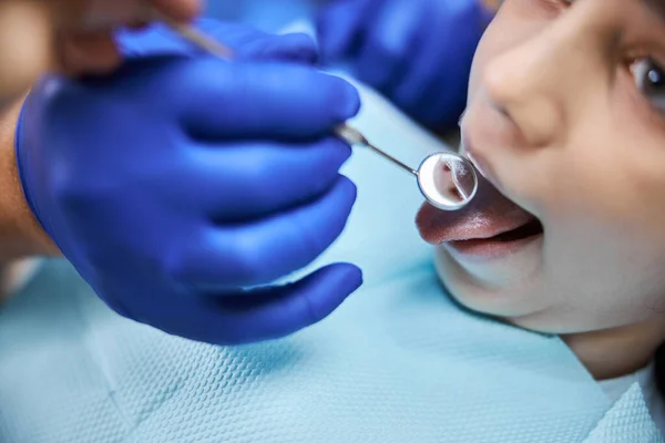 Regelmatige tandheelkundige controles zijn noodzakelijk voor de gezondheid van kinderen — Stockfoto