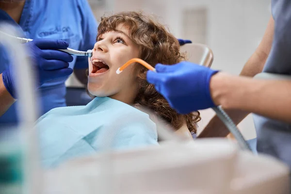 Schattig kind dat zijn tanden laat behandelen door een tandarts — Stockfoto