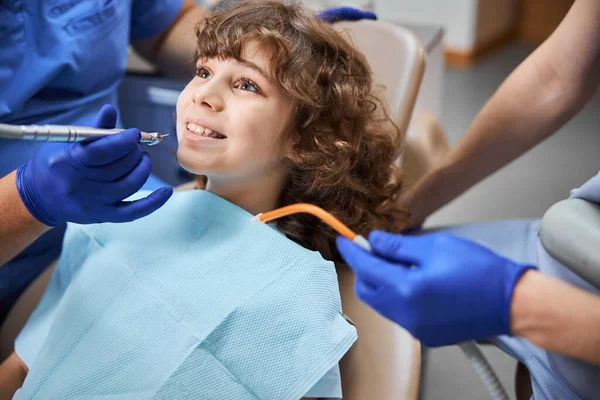 歯医者のドリルで歯医者に微笑む陽気な子供 — ストック写真
