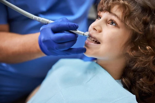 Kid opening his mouth during a dental treatment — Stock Photo, Image