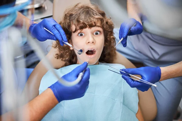 可愛いです子供見て驚いていますでザ歯科医オフィス — ストック写真