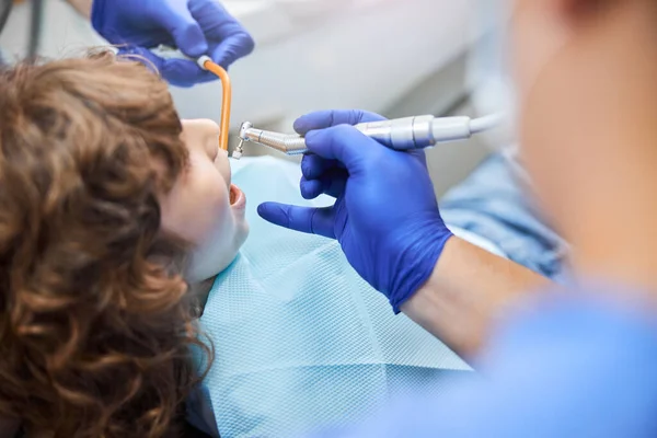Procedimientos médicos para un niño en un consultorio de dentistas — Foto de Stock