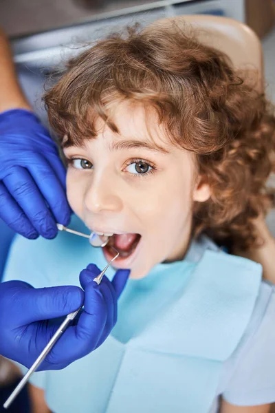 Kinder müssen ihre Zähne mindestens zweimal im Jahr untersuchen lassen — Stockfoto