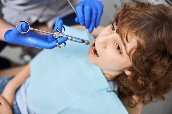 Anestésicos locais para uma criança no consultório de dentistas — Fotografia de Stock