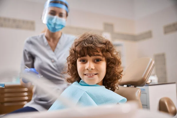 Young patient looking happy at dentist office — Stock Photo, Image